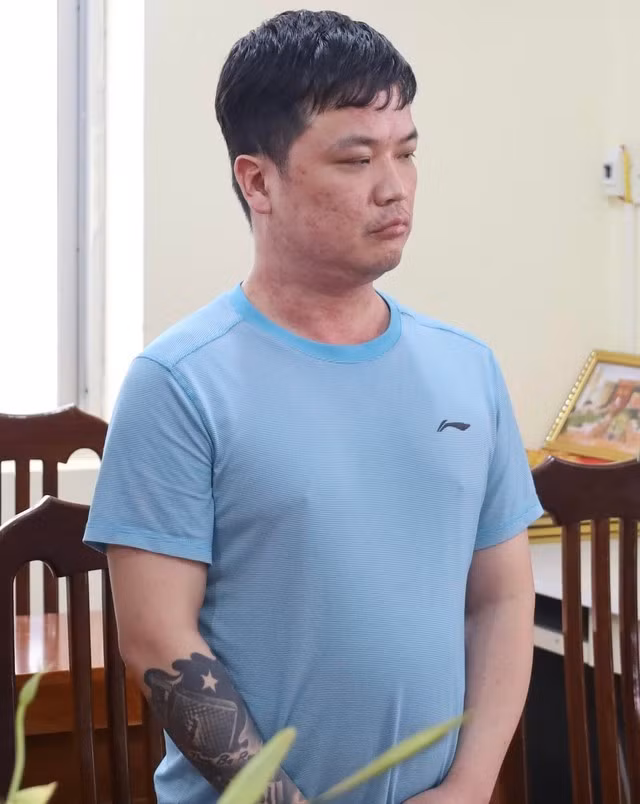 Đối tượng Lê Việt Hùng tại cơ quan công an. Ảnh: Bộ Công an