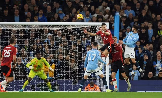 Josko Gvardiol ghi bàn mở tỉ số cho Man City bằng pha đánh đầu cháy lưới