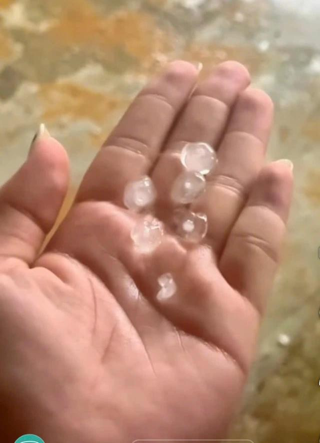 Chiều 7.5, nhiều khu vực ở H.Bác Ái xuất hiện mưa đá Chiều 7.5, nhiều khu vực ở H.Bác Ái xuất hiện mưa đá