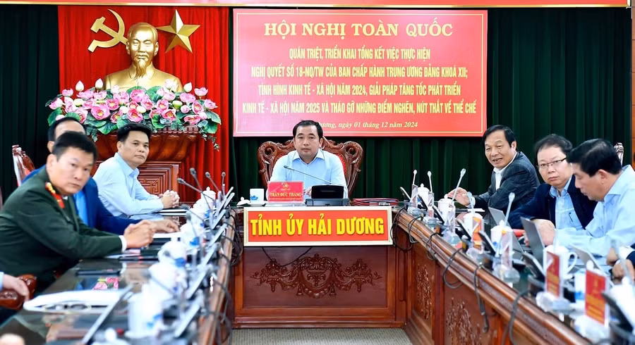 Các đồng chí lãnh đạo tỉnh dự Hội nghị toàn quốc quán triệt, triển khai tổng kết việc thực hiện Nghị quyết 18 về đổi mới, sắp xếp tổ chức bộ máy tại điểm cầu Hải Dương