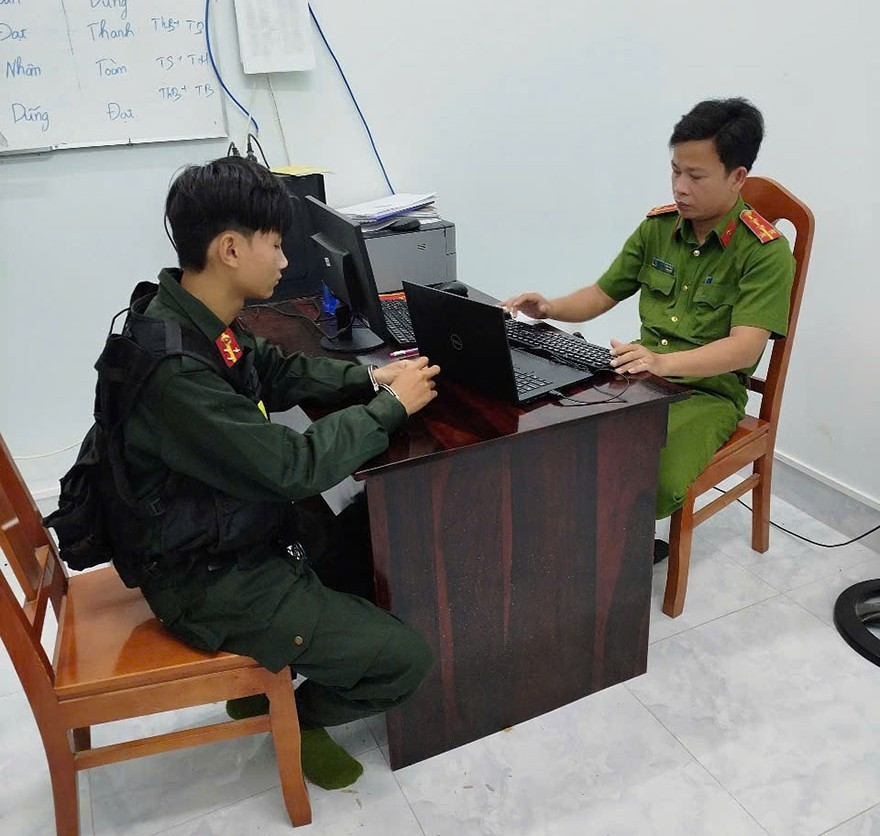 Công an làm việc với đối tượng Nguyễn Phạm Hoàng Dương Công an làm việc với đối tượng Nguyễn Phạm Hoàng Dương