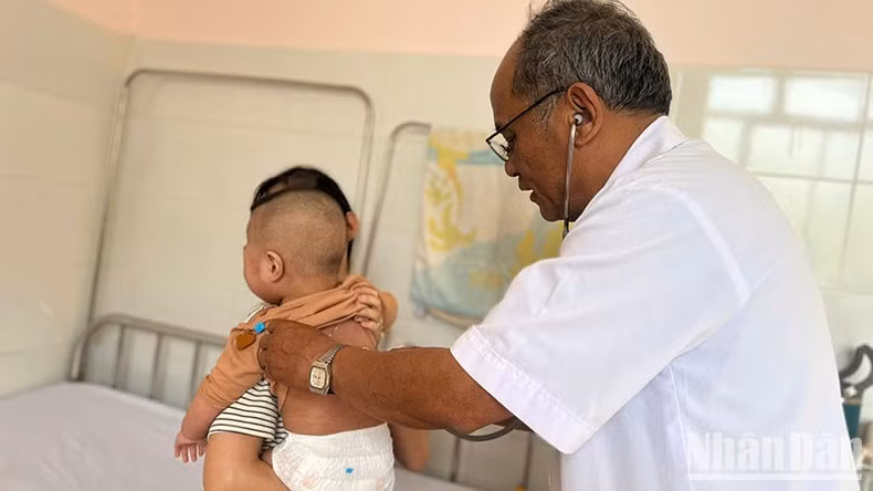 Thăm khám cho bệnh nhi mắc bệnh sởi tại Bệnh viện Nhi Lâm Đồng.