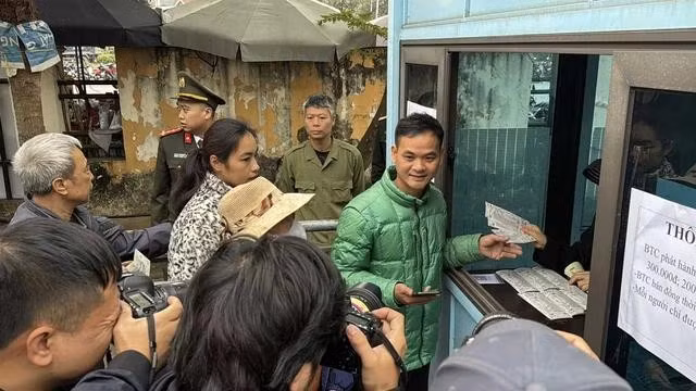 Ban tổ chức sân bố trí lực lượng an ninh đông đảo để giữ trật tự trong quá trình người hâm mộ xếp hàng mua vé