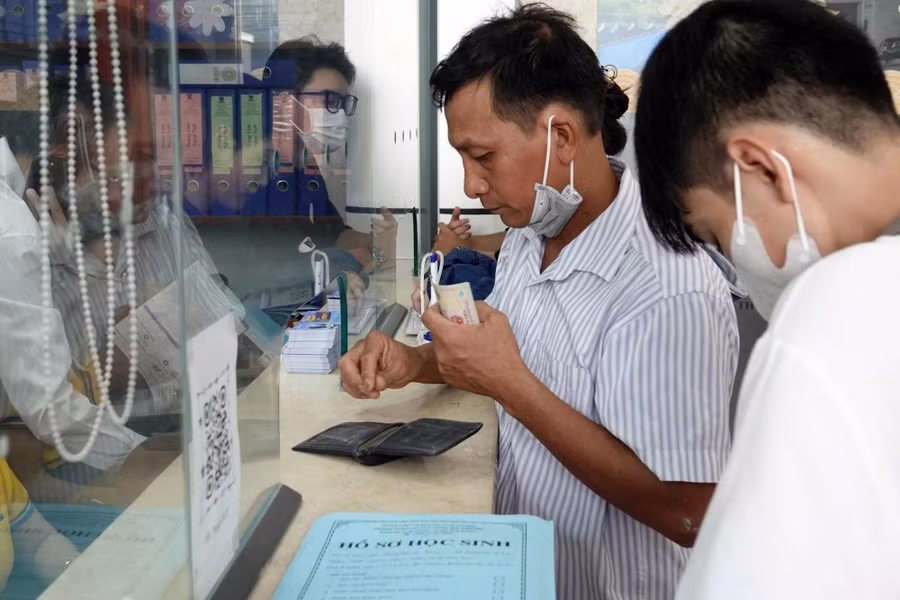 Phụ huynh đến trường ĐH nộp học phí, làm thủ tục nhập học cho con