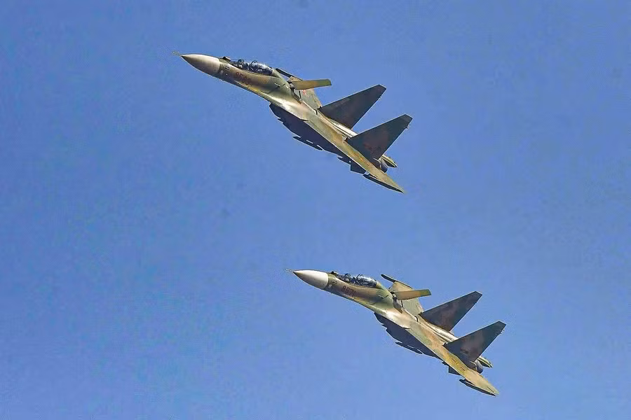 Những chiếc máy bay tiêm kích Su30-MK2 biểu diễn tại lễ khai mạc triển lãm