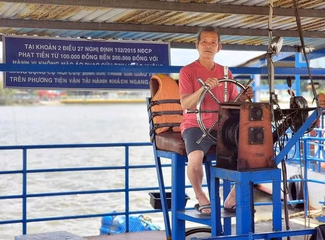 Dù đò đã ngừng hoạt động, nhưng mỗi ngày lái đò Trần Thanh Sang, 57 tuổi, vẫn ra khởi động máy, kiểm tra thiết bị an toàn
