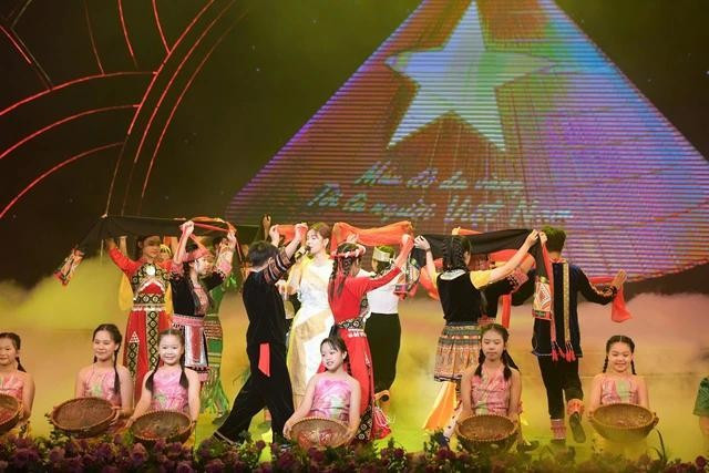 Nhóm thiếu nhi biểu diễn những tác phẩm khơi dậy niềm tự hào về đất nước tại Đại hội cháu ngoan Bác Hồ lần thứ 10 Nhóm thiếu nhi biểu diễn những tác phẩm khơi dậy niềm tự hào về đất nước tại Đại hội cháu ngoan Bác Hồ lần thứ 10