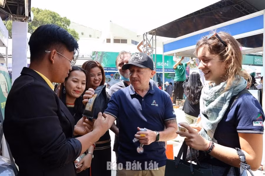 Du khách quốc tế tham quan, trải nghiệm cà phê tại Hội chợ triển lãm chuyên ngành cà phê năm 2023.