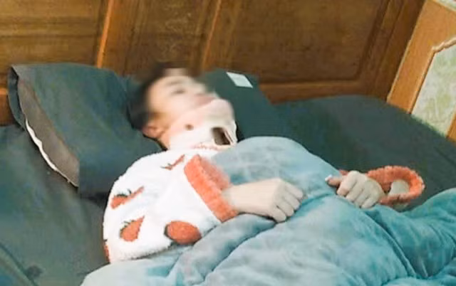 Nữ sinh L.V.G.N. bị đánh hội đồng gãy đốt sống cổ, đến nay sức khỏe vẫn chưa thể ổn định, phải bảo lưu kết quả học tập 1 năm để điều trị bệnh. Ảnh gia đình cung cấp