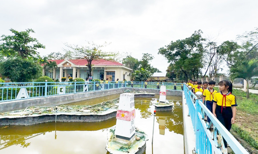 Mô hình bản đồ Việt Nam cùng 2 quần đảo Hoàng Sa, Trường Sa trở thành lớp học đặc biệt khơi dậy tình yêu với đất nước và chủ quyền biển, đảo thiêng liêng trong học sinh. Ảnh: M.C 14.jpg