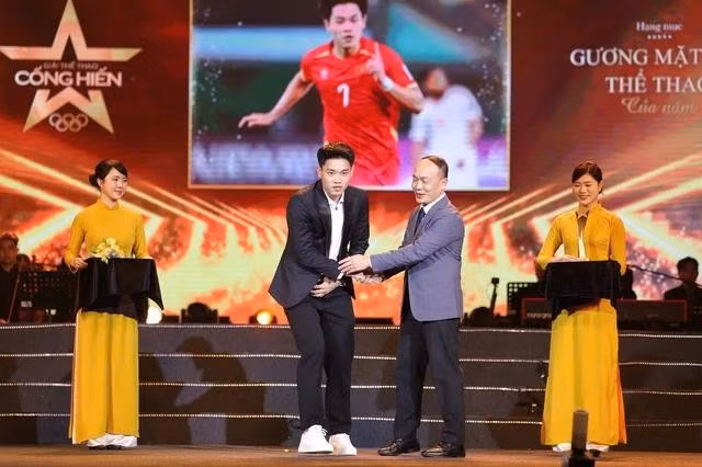 Cầu thủ sinh năm 2004 Nguyễn Đình Bắc nhận giải Gương mặt trẻ thể thao của năm