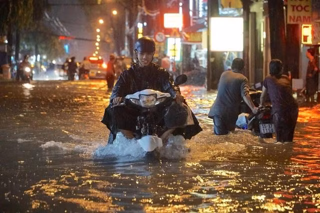 Mưa lớn vượt lịch sử xảy ra khắp cả nước, có nơi phá kỷ lục về lượng mưa tồn tại 45 năm