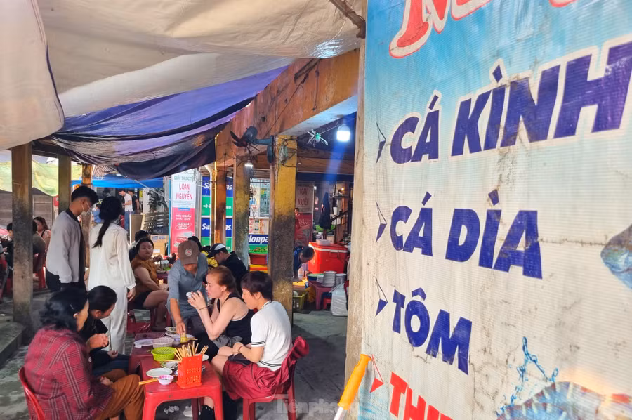 Khu chợ nhỏ xập xệ này có nhiều hàng bán bánh xèo tôm, trứng, thịt, mực, nhưng hút khách nhất là bánh xèo cá kình, cá dìa được đánh bắt từ đầm phá. Ảnh: Thanh Hiền.