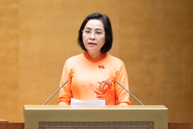 Phó Chủ tịch Quốc hội Nguyễn Thị Thanh đọc tờ trình về việc rút ngắn nhiệm kỳ Quốc hội khóa XV và Hội đồng nhân dân các cấp nhiệm kỳ 2021-2026. (Ảnh: quochoi.vn)