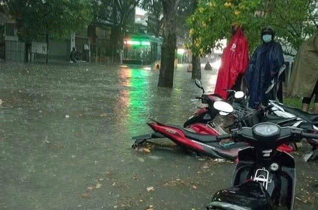 Đường Linh Trung, TP Thủ Đức cũng ngập sâu