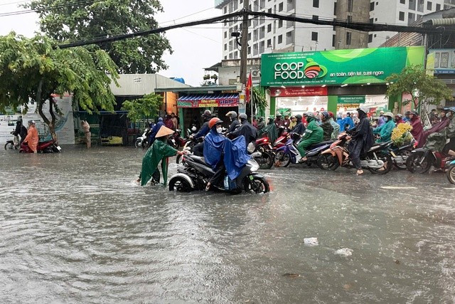 Nhiều xe chết máy trên đường Tô Ngọc Vân, TP Thủ Đức