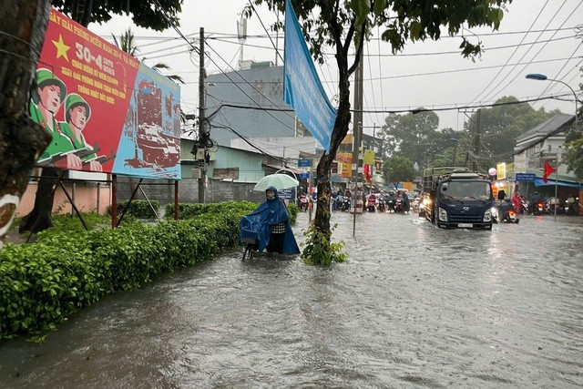 Cơn mưa sáng nay gây nhiều bất tiện cho người dân.