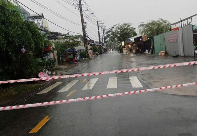 Lực lượng chức năng phong tỏa đường Gò Cát, phường Phú Hữu, TP Thủ Đức để khắc phục sự cố điện sau cơn mưa.