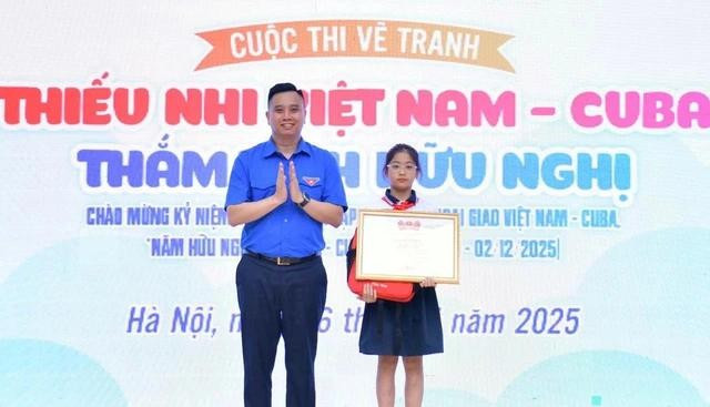 Ban tổ chức trao giải nhất cho nữ sinh Nguyễn Hoa Trà My (lớp 5 Trường tiểu học Lê Lợi, P.Ngô Quyền, TX.Sơn Tây, Hà Nội) Ban tổ chức trao giải nhất cho nữ sinh Nguyễn Hoa Trà My (lớp 5 Trường tiểu học Lê Lợi, P.Ngô Quyền, TX.Sơn Tây, Hà Nội)
