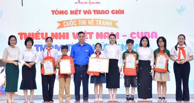 Ban tổ chức trao thưởng cho các thí sinh đoạt giải
