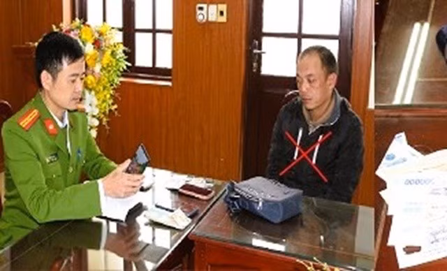 Phạm Lương Tùng tại cơ quan công an. Ảnh: Công an Hà Nam