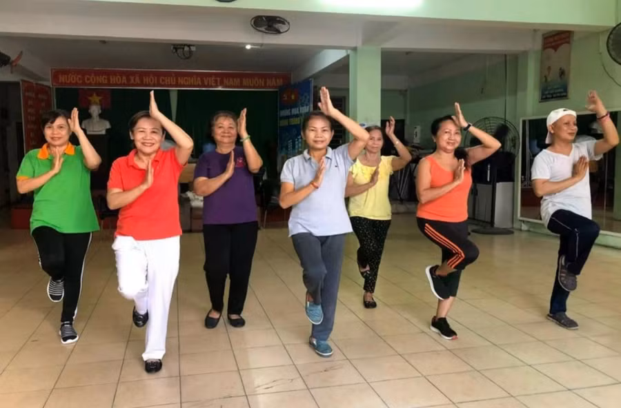 Các thành viên tham gia một buổi tập nâng cao sức khỏe