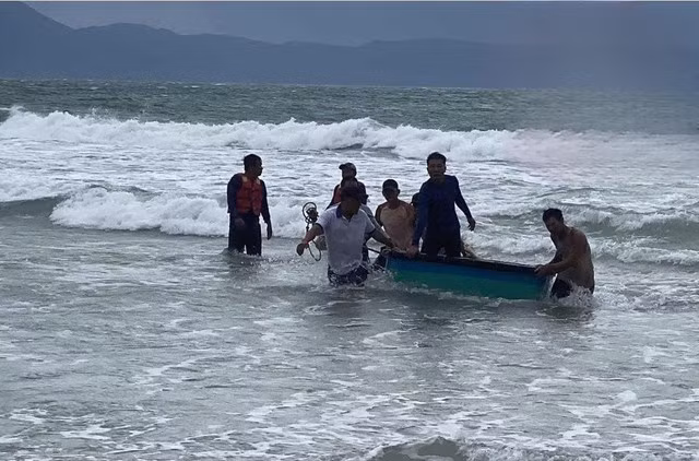 Lực lượng cứu nạn đã tìm thấy thi thể của một trong hai nam sinh mất tích khi tắm biển, ảnh: CQCN