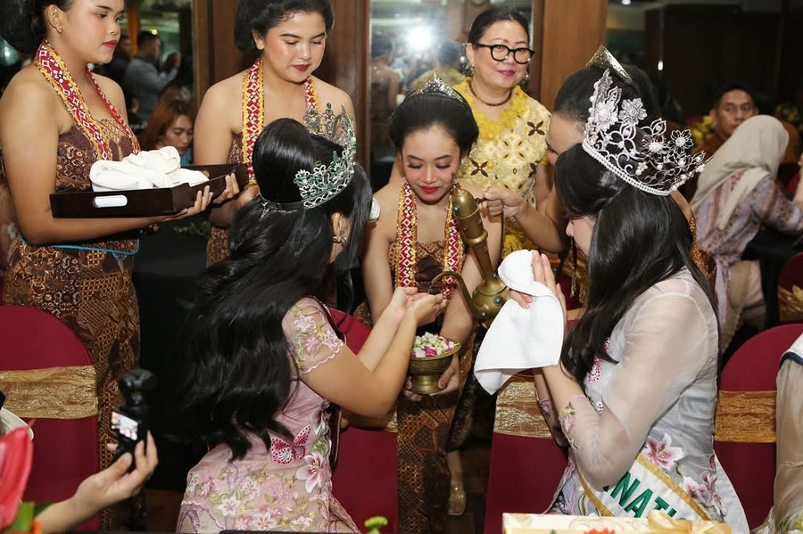 Thanh Thủy nhận được nhiều lời khen ngợi từ fan Indonesia và quốc tế khi mặc trang phục truyền thống Kebaya. Trang phục Kebaya nổi tiếng với sự thanh lịch, tinh tế và mang đậm giá trị văn hóa của Indonesia. Thanh Thủy nhận được nhiều lời khen ngợi từ fan Indonesia và quốc tế khi mặc trang phục truyền thống Kebaya. Trang phục Kebaya nổi tiếng với sự thanh lịch, tinh tế và mang đậm giá trị văn hóa của Indonesia.