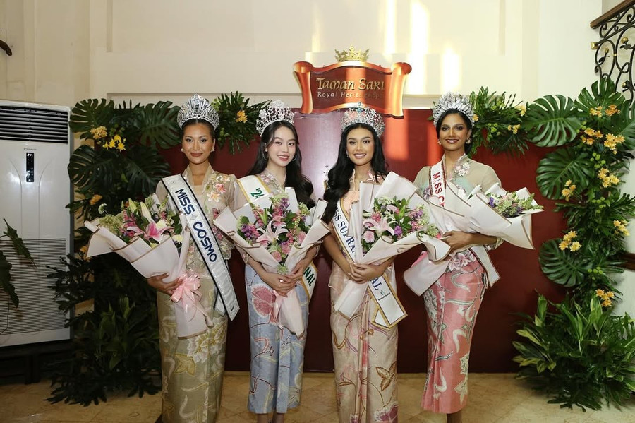 Có mặt cùng Thanh Thủy ở Indonesia là đương kim Hoa hậu Siêu quốc gia - Harashta Haifa Zahra, đương kim Miss Cosmo - Ketut Permata Juliastrid và đương kim Miss Charm - Rashmita Rasindran. 4 hoa hậu quốc tế chụp ảnh cùng đại diện của tổ chức Puteri Indonesia. Các người đẹp là khách mời, trao vương miện cho đại diện của Indonesia tại các cuộc thi sắc đẹp quốc tế trong năm 2025 sẽ được lựa chọn trong chung kết Puteri Indonesia tối 2/5. Có mặt cùng Thanh Thủy ở Indonesia là đương kim Hoa hậu Siêu quốc gia - Harashta Haifa Zahra, đương kim Miss Cosmo - Ketut Permata Juliastrid và đương kim Miss Charm - Rashmita Rasindran. 4 hoa hậu quốc tế chụp ảnh cùng đại diện của tổ chức Puteri Indonesia. Các người đẹp là khách mời, trao vương miện cho đại diện của Indonesia tại các cuộc thi sắc đẹp quốc tế trong năm 2025 sẽ được lựa chọn trong chung kết Puteri Indonesia tối 2/5.