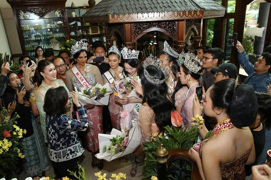 Có mặt ở Indonesia, các hoa hậu nhận được sự chào đón nồng nhiệt từ ban tổ chức và fan sắc đẹp. Có mặt ở Indonesia, các hoa hậu nhận được sự chào đón nồng nhiệt từ ban tổ chức và fan sắc đẹp.