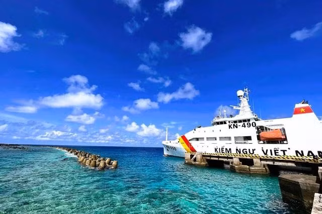 Tàu KN-490 của Chi đội Kiểm ngư 4 cập cảng Trường Sa