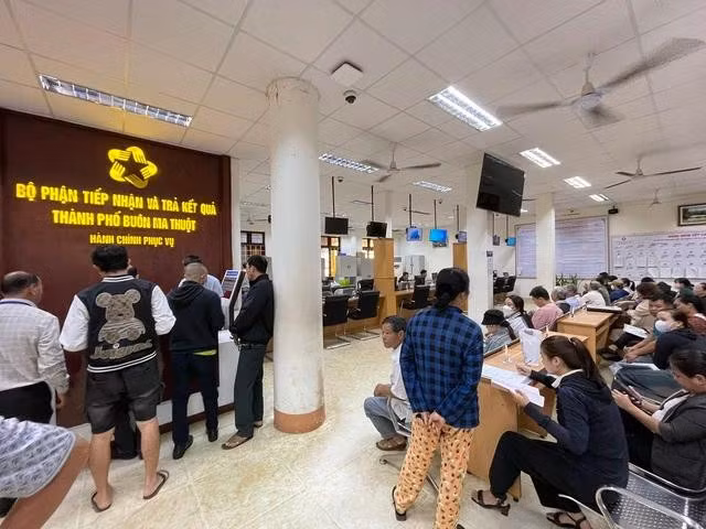 Người dân đến nộp hồ sơ làm thủ tục đất đai ở bộ phận một cửa TP.Buôn Ma Thuột