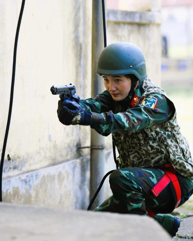 Nữ chiến sĩ đặc công bí mật tiếp cận mục tiêu