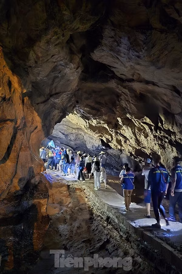 Bên trong động Ngườm Ngao, du khách sẽ được chiêm ngưỡng nhiều cảnh quan độc đáo và kỳ thú. Những khối thạch nhũ khổng lồ được hình thành qua hàng triệu năm, tạo nên những hình dạng độc đáo và kỳ thú.