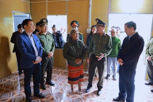 Niềm vui của người dân vùng cao Hướng Hóa (Quảng Trị) khi nhận nhà mới, đón tiếp lãnh đạo Bộ Công an và tỉnh Quảng Trị đến thăm