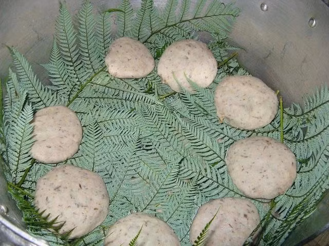 Chapalele là loại bánh mì của Chile được làm từ hai nguyên liệu chính - khoai tây và bột mì. Nó có nguồn gốc từ đảo Chiloé, nơi theo truyền thống, nó được hấp và nấu trong curanto - một hố dưới đất dùng để chế biến thức ăn. Tuy nhiên, nó cũng có thể được chiên, áp chảo hoặc nướng. Khi chín, chapalele có thể được ăn riêng như một món ăn nhẹ hoặc dùng kèm với các món hầm và món thịt.