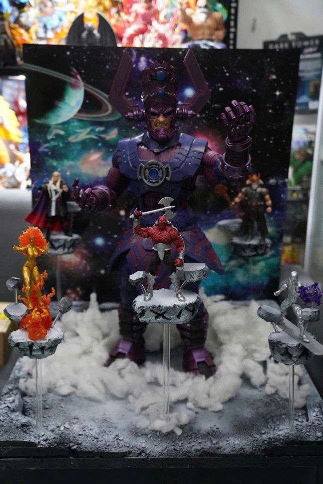 Anh Tâm set up Marvel Legends HasLab Galactus 32-inch Action Figure Toy trong sự kiện trưng bày mô hình. Anh Tâm set up Marvel Legends HasLab Galactus 32-inch Action Figure Toy trong sự kiện trưng bày mô hình.