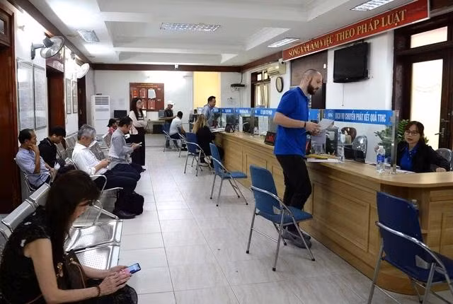 Người dân làm thủ tục hành chính tại Sở Tư pháp Hà Nội