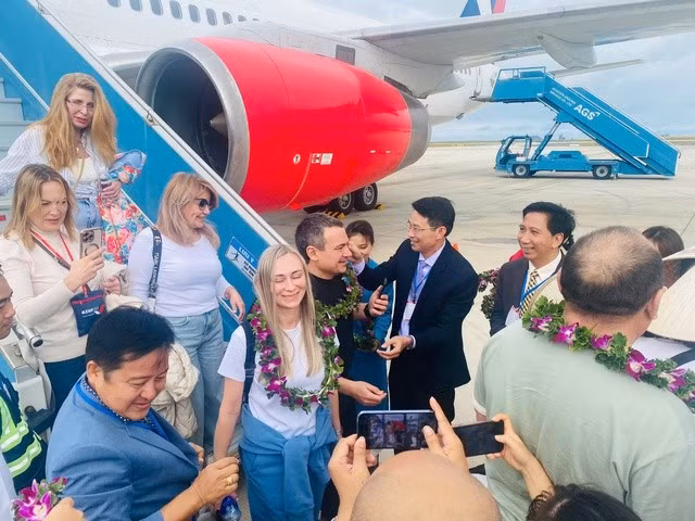 ông Đinh Văn Thiệu - Phó Chủ tịch UBND tỉnh Khánh Hòa cùng lãnh đạo Sở Văn hóa - Thể thao và Du lịch tỉnh đã có mặt ngay dưới chân máy bay để chào đón.