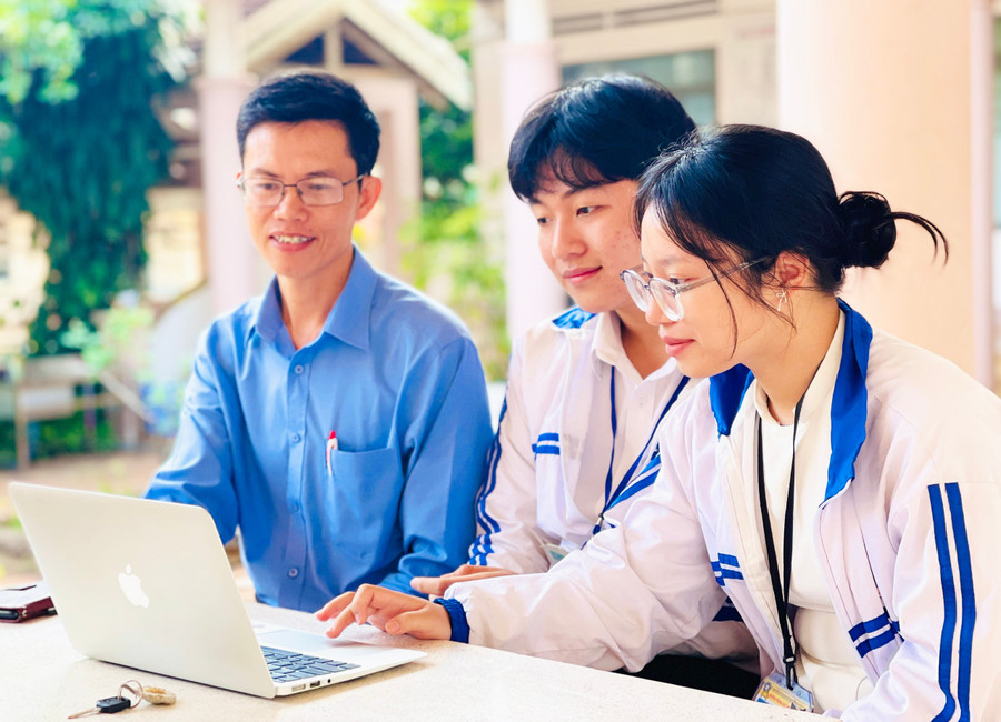 Thầy Vũ Văn Đản (bìa trái, giáo viên môn Địa lý) hướng dẫn học sinh sử dụng các ứng dụng AI để phục vụ học tập. Ảnh: M.K thay-vu-van-dan-ben-trai-giao-vien-bo-mon-dia-ly-thuong-su-dung-cac-ung-dung-cua-ai-de-thiet-ke-bai-giang-nham-tao-su-hung-thu-cho-hoc-sinh-anh-mk.jpg