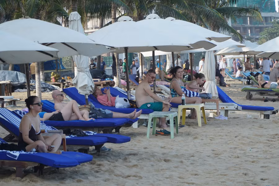 Mới đây đã xảy ra vụ lùm xùm giữa người cho thuê ghế, dù với nhóm du khách Trung Quốc tại bãi biển Nha Trang xung quanh việc du khách bị thu phí 200.000 đồng tiền dịch vụ thuê chỗ ngồi.