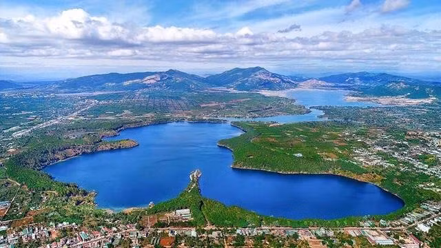 Thắng cảnh Biển Hồ