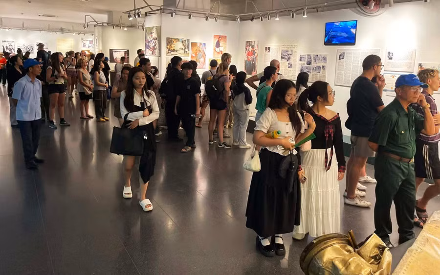 Bảo tàng có nhiều chuyên đề trưng bày như: Chất độc da cam, Những sự thật lịch sử, Tội ác chiến tranh...