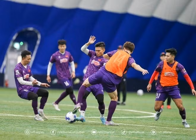 HLV Kim Sang-sik nhiều lần sửa lỗi trực tiếp cho các cầu thủ