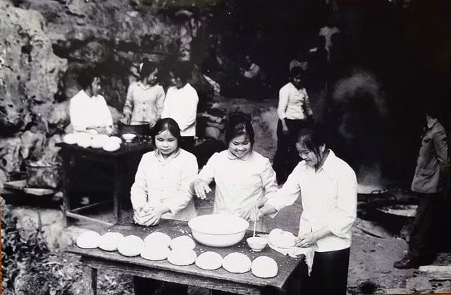 Thanh niên xung phong Lai Châu nắm cơm, chuẩn bị đưa lên trận địa tiếp tế cho bộ đội