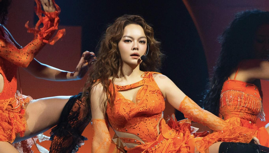 Tại công diễn 1, khán giả không còn thấy một Phạm Quỳnh Anh đằm thắm, nhẹ nhàng và có phần sầu muộn qua những bản ballad buồn mà bất ngờ trước một phiên bản hoàn toàn mới: trẻ trung, gợi cảm và rực lửa trên sân khấu