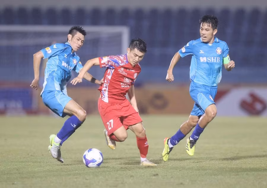 CLB TP.HCM (giữa) rời sân Tam Kỳ với 1 điểm