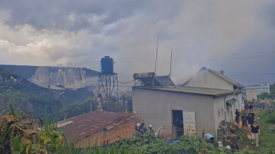 Người dân tham gia chữa cháy