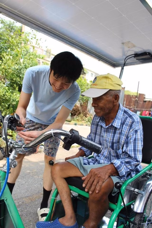 Tính an toàn, dễ vận hành là tiêu chí mà Tài quan tâm hàng đầu trong chế tạo xe 3 bánh giúp những người bán vé số khuyết tật