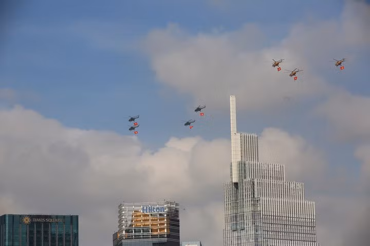 Các trực thăng Mi-8 và Mi-17 sẽ bay theo đội hình mang theo cờ Đảng, cờ Tổ quốc. (Ảnh: Đại Việt)